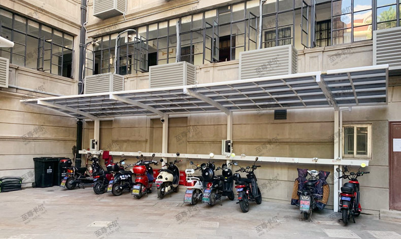 還在擔(dān)心電動(dòng)車停在外面充電不安全？看看這個(gè)小區(qū)的充電車棚