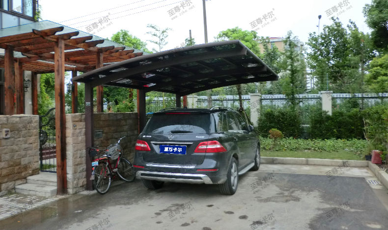 安裝車(chē)棚除了膜結(jié)構(gòu)和彩鋼板，用耐力板也是不錯(cuò)的選擇