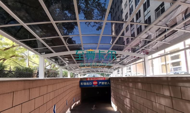 鋼化玻璃雨棚廠(chǎng)家和鋁合金雨棚廠(chǎng)家選哪個(gè)？